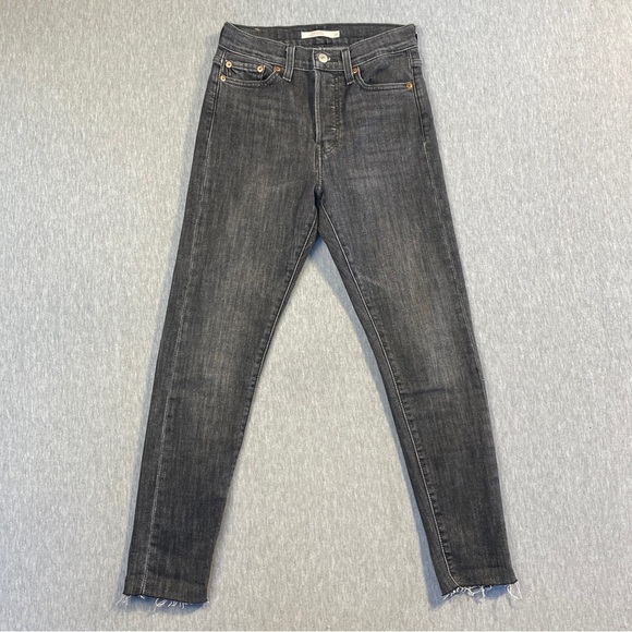 Levi’s Wedgie Skinny Jeans Women’s Size 26 Charcoal Black High Rise Raw Hem Crop - Picture 1 of 12
